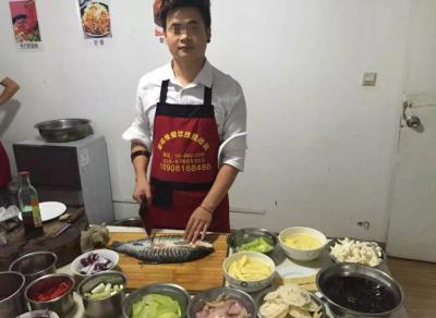  麻豆伦理电影网现场制作烤鱼技术