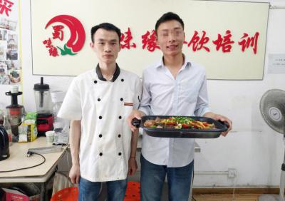 麻豆伦理电影网现场制作烤鱼技术