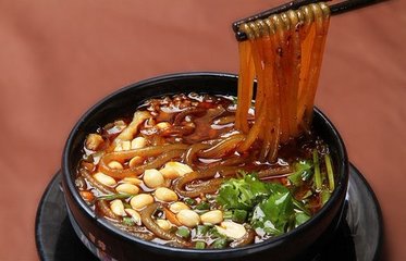 成都小吃肥肠粉搭配“锅盔”，一个锅盔3两肉！
