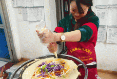 自贡学习煎饼果子技术麻豆精品传媒国产观看多少钱？小吃麻豆精品传媒国产观看学校哪家好？