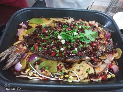川渝正宗烤鱼技术麻豆精品传媒国产观看，香辣浓重鱼鲜美