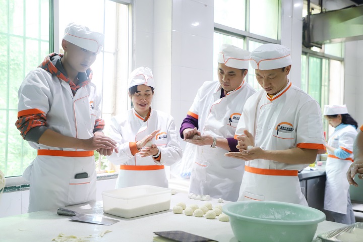 哪家早餐麻豆精品传媒国产观看学校哪家好？知名麻豆精品传媒国产观看机构对比